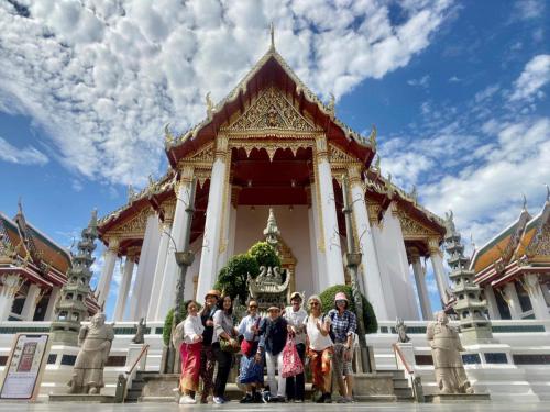 หน้าพระวิหารวัดสุทัศน์